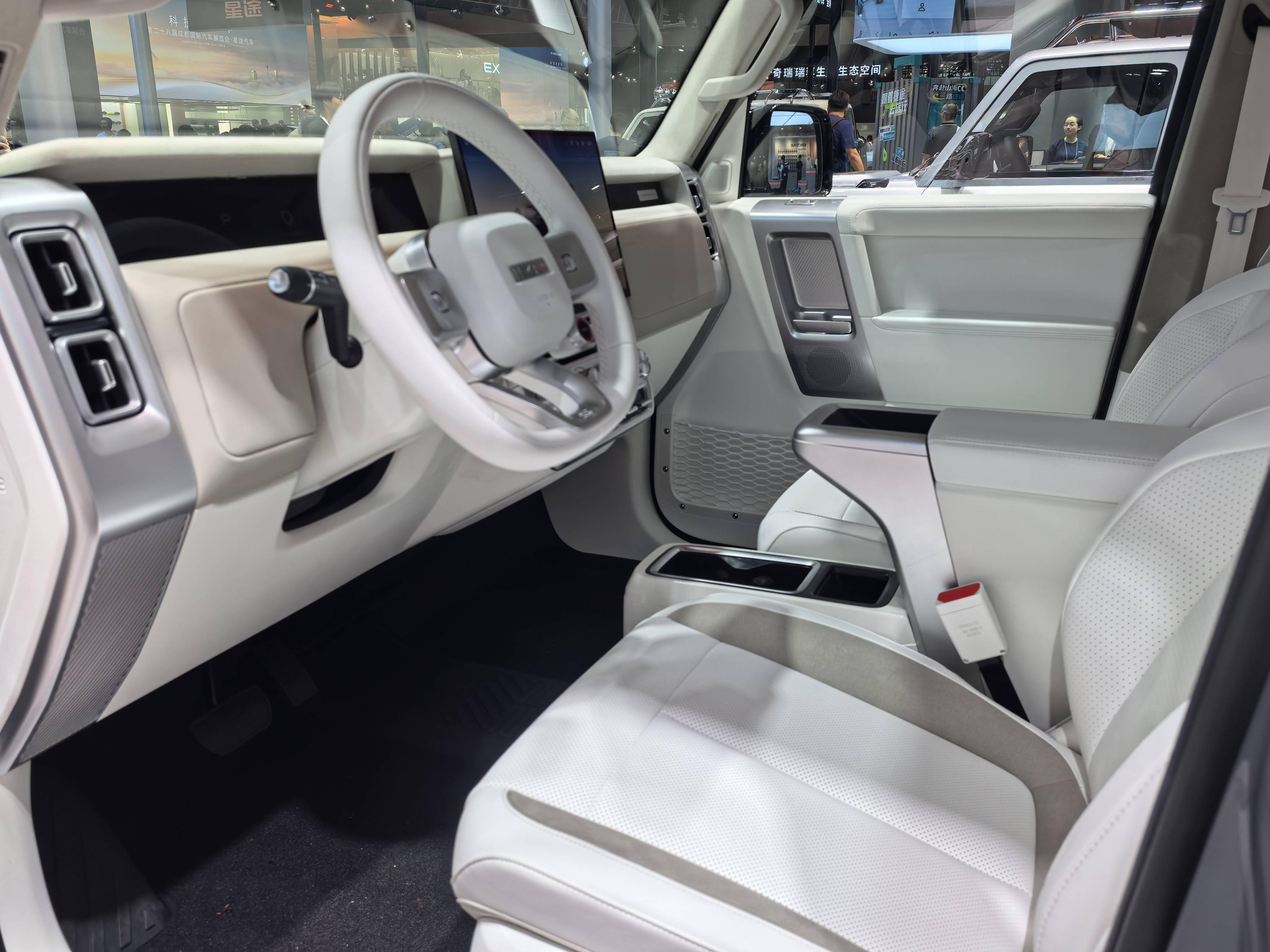 iCAR V23改装家族高能登陆成都车展，赛博版首秀亮相