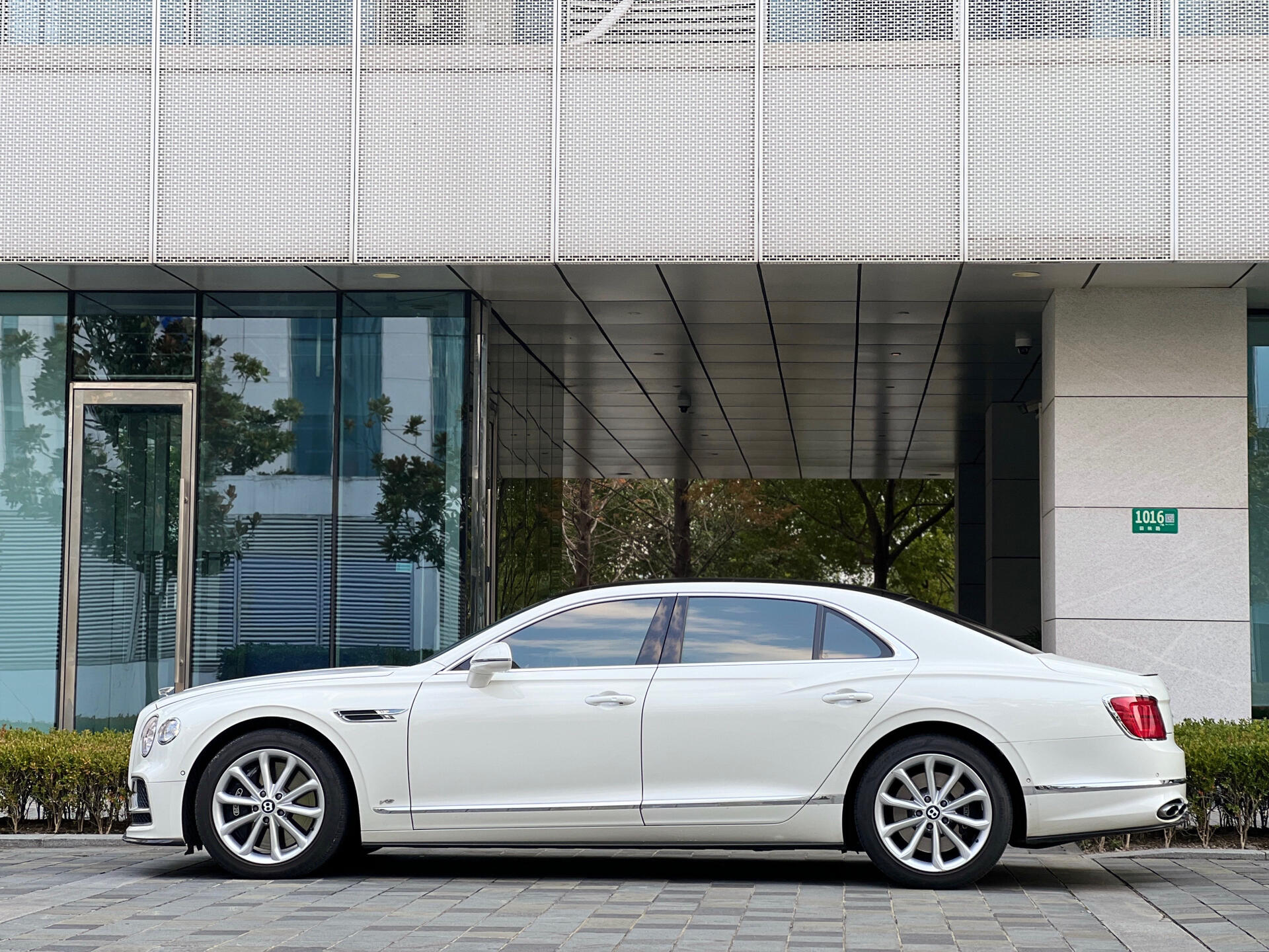 宾利飞驰目前价格稳定 售价300万元起