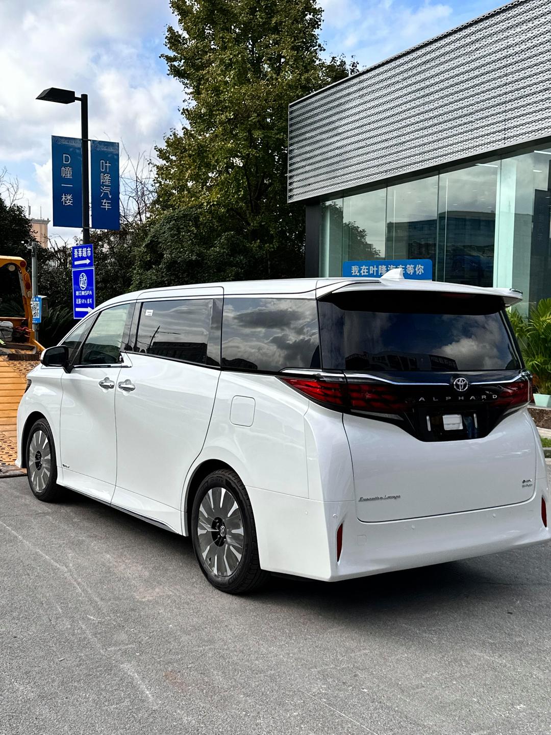 埃尔法亚洲版最高降6万 欢迎到店试驾