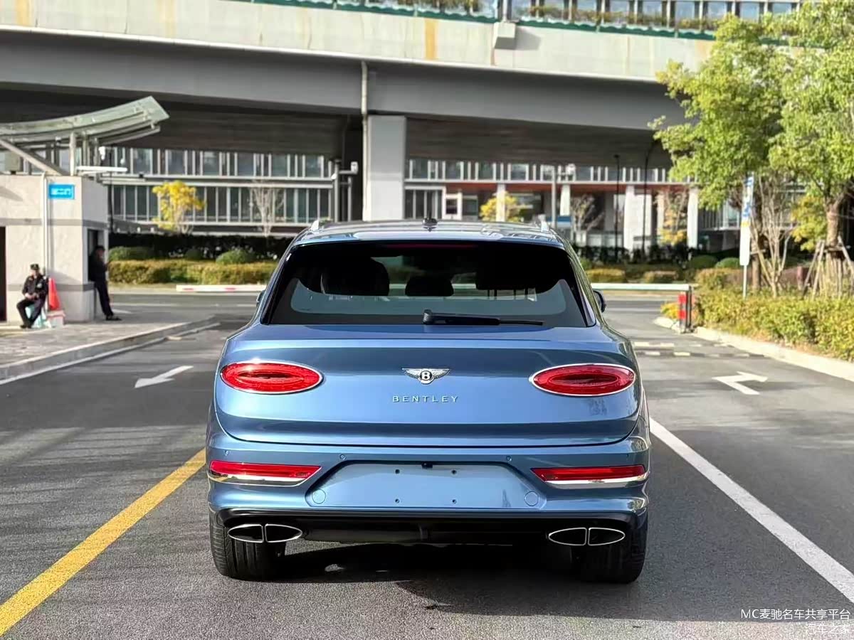 新款宾利添越蓝色混动 3.0最新行情优惠 售全国