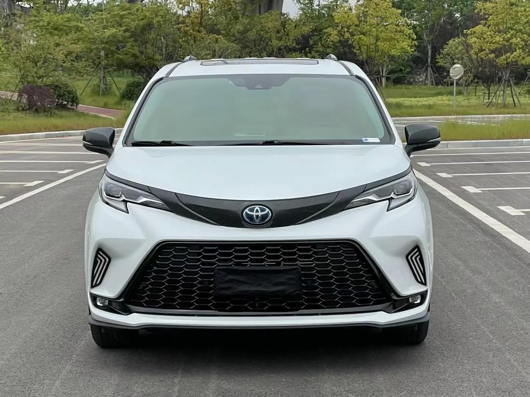 成都赛那SIENNA降3.90万 最低仅售26.08万