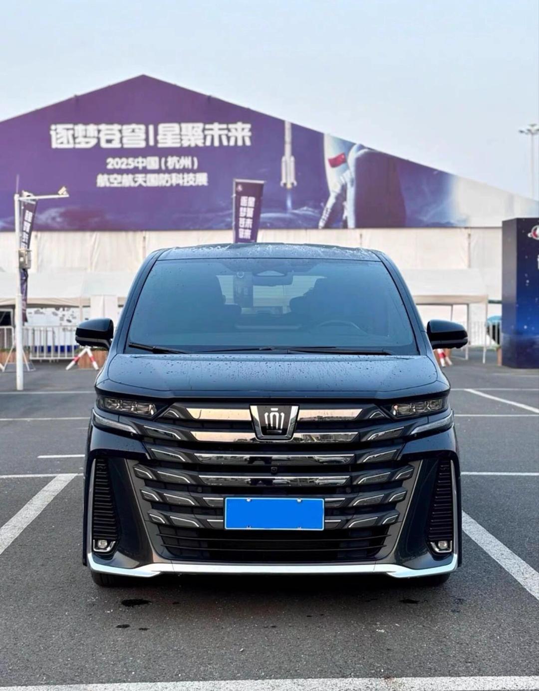 全新丰田皇冠威尔法混动版7座MPV实拍体验