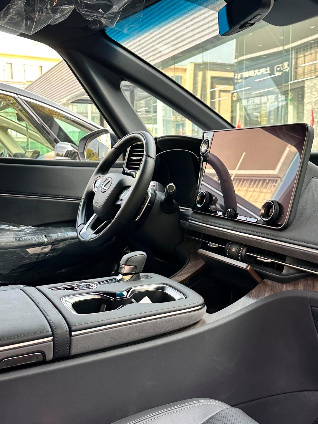 成都平行进口雷克萨斯LM亚洲版促销122万起 欢迎到店试驾