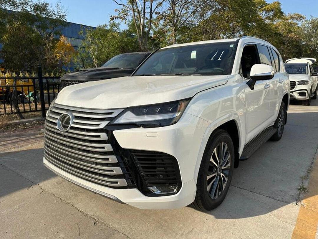 豪华版“陆巡”来了，全新雷克萨斯LX600到店，外观终于不再低调