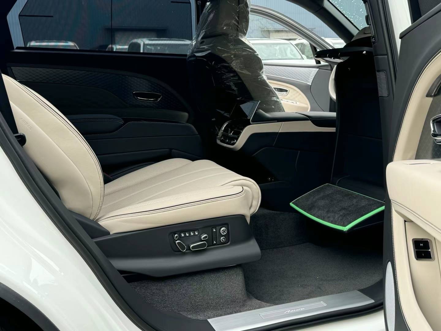 成都宾利添越降价73万 欢迎到店试驾