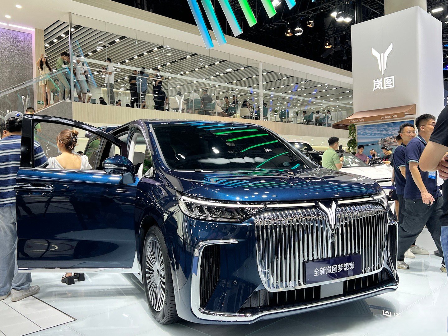 岚图泰山内饰官图发布 首搭鸿蒙座舱语音大模型