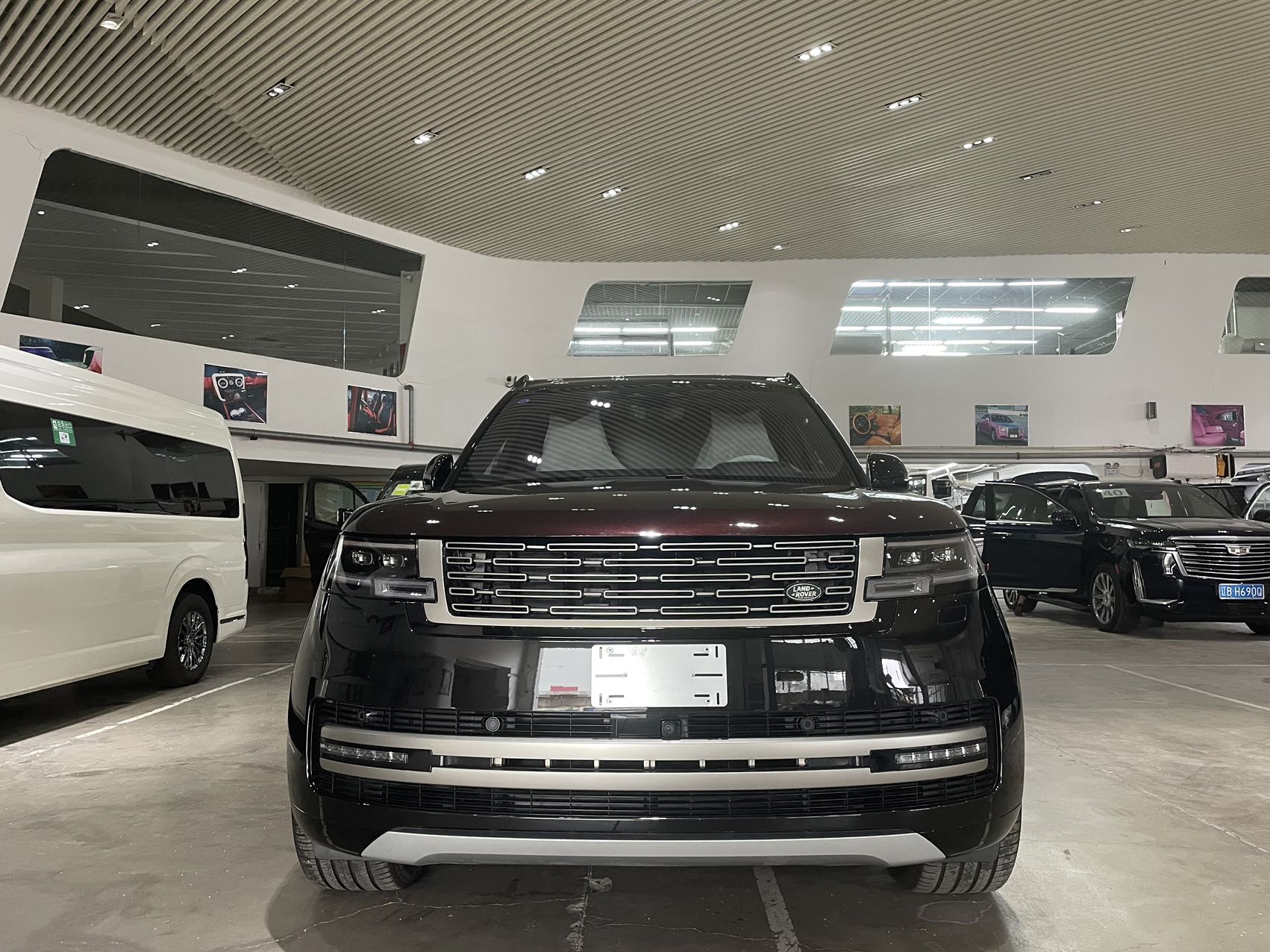 成都平行进口路虎揽胜政3.0汽油加版售价125万起 直降64万