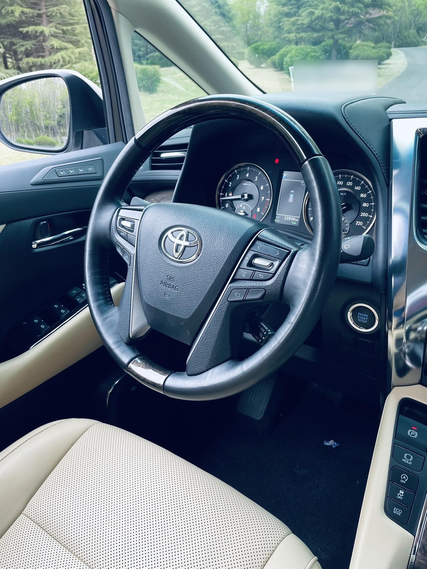 全新丰田埃尔法实车亮相